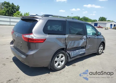 2018 Toyota Sienna Le z USA, uszkodzony, nr VIN 5TDKZ3DC1JS952220